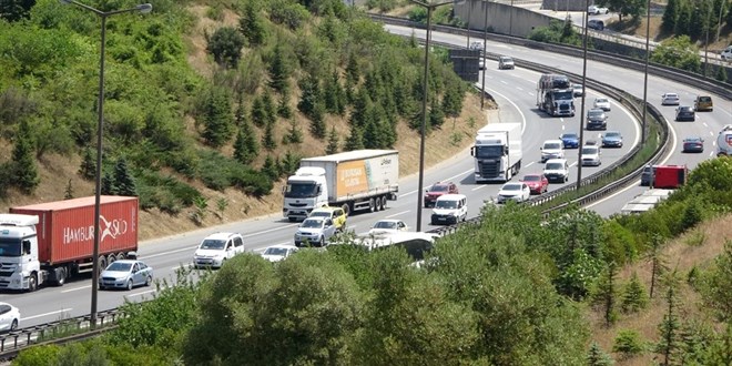 Yollarda bayram tatili dönüşü hareketliliği