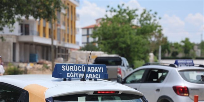 İlk araç sürüşünde 'Eş ve babadan hoca olmaz' uyarısı