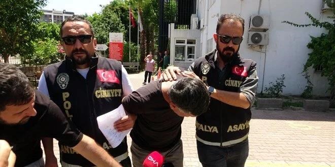 Eski eşinin boğazını kesip başında beklemişti: Tutuklandı