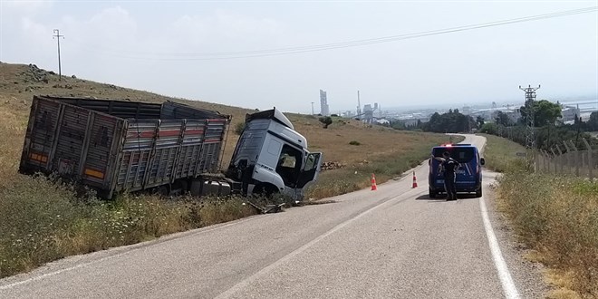 Tırla kamyonetin çarpışması sonucu 3 kişi öldü, 2 kişi yaralandı