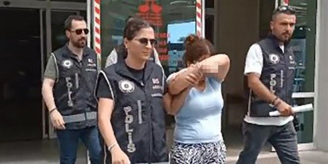 Dünyanın suçunu işledi, bir de el hareketi çekti