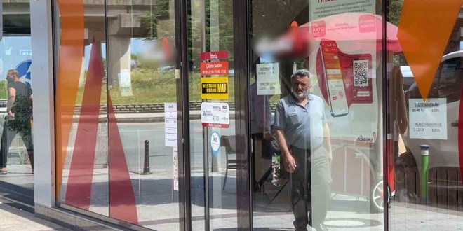 Bisikleti banka kapısına kilitledi, içeridekiler mahsur kaldı