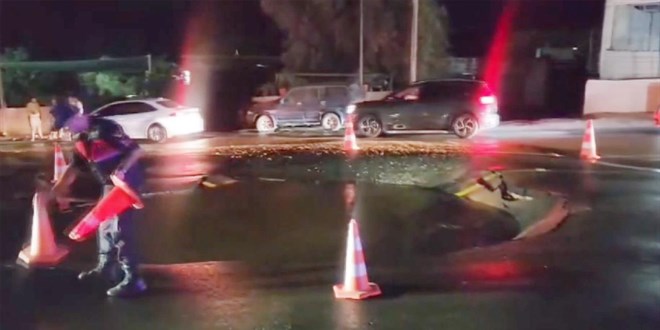 Bodrum'da içme suyu isale hattı patladı, yol çöktü
