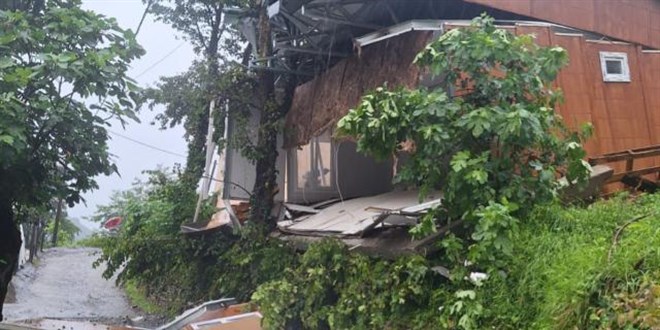 Artvin'de heyelan anı kameraya yansıdı