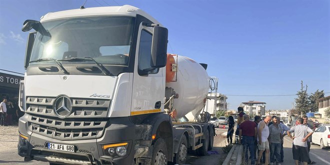 Beton mikseri ile çarpışan motosikletteki 2 kişi öldü