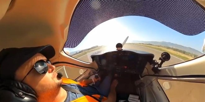 Havada motoru duran uçağı başarıyla piste indirdi