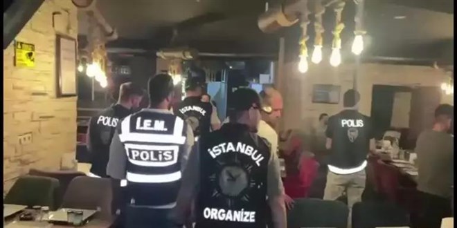 Müvekkilini görmeye gelen avukat polise küfür etti; arbede çıktı