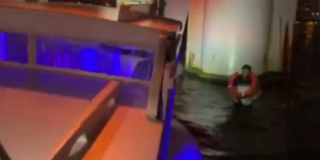 Haliç Metro Köprüsü'nden denize düşen genci tur teknesi kaptanı kurtardı