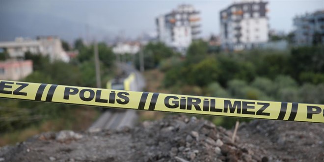 Hatay'da üst geçit çalışmasında toprak altında kalan işçi yaralandı