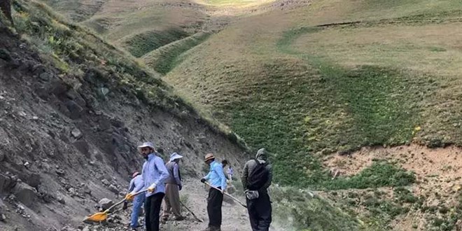 Yayla yoluna düşen kaya parçalarını küreklerle temizlediler