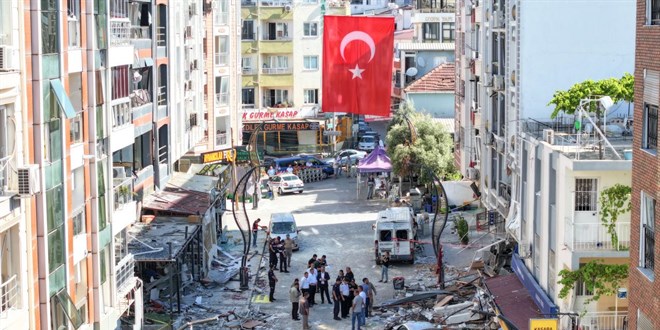 İzmir'de 5 kişinin öldüğü patlamada 2 şüpheli tutuklandı