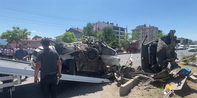 Bolu'da zincirleme trafik kazasında 2 işi öldü, 3 kişi yaralandı