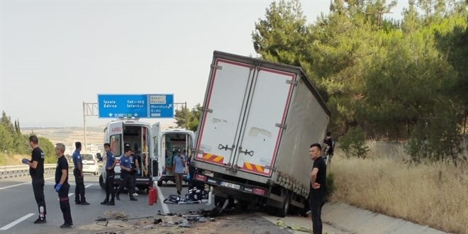 Edirne'de buğday yüklü römorka çarpan kamyonetteki 3 kişi öldü