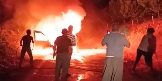 erisinde 4 kiinin bulunduu seyir halindeki ara alev topuna dnd