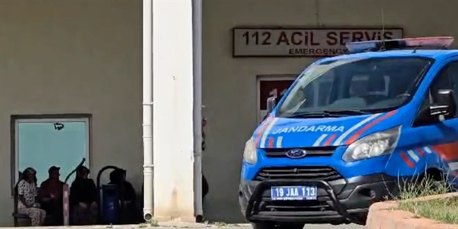 Emekli polisin silahla ateş ettiği bir kişi ile 2 oğlundan biri öldü