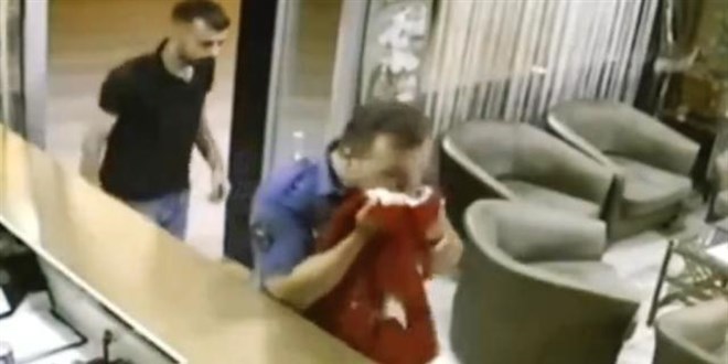 Polis memurunun bayrak hassasiyeti takdir topladı