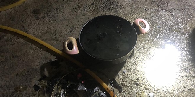 Ocakta unutulan yemek evi yaktı