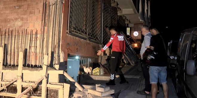 İstanbul'da çatlaklar oluşan 6 katlı bina boşaltıldı