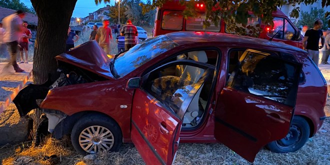 Balıkesir'de otomobil ağaca çarptı: 2 ölü, 6 kişi yaralı
