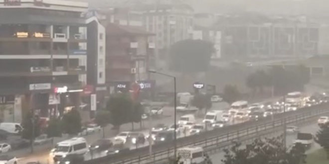 2 saatlik sağanak yağış ve dolu Bursa'da hayatı durma noktasına getirdi