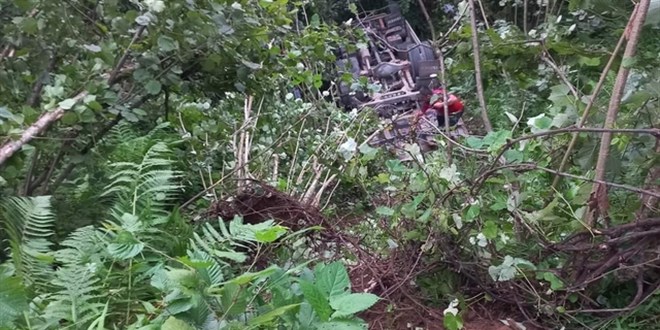 Giresun'da çekici fındık bahçesine uçtu: 2 ölü