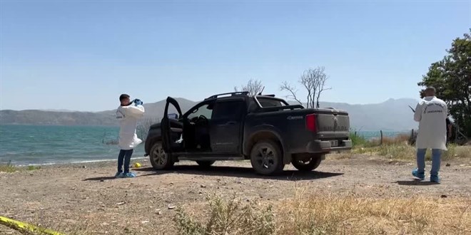 Elazığ'da, 2 kişi otomobilde silahla vurulmuş olarak ölü bulundu