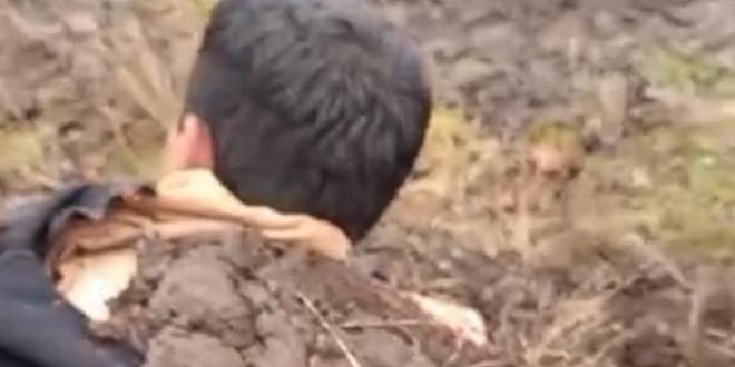 Yıldırımın çarptığı çocuklarını toprağa gömerek kurtardılar