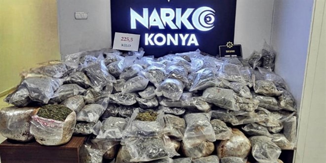 Konya'da bir araçta 225,5 kilogram uyuşturucu ele geçirildi