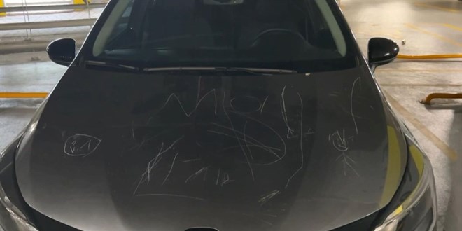 Kapalı otoparkta araçları çizdiler