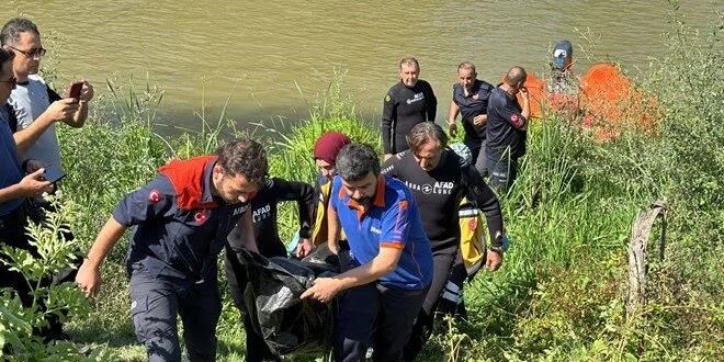 Arkadalaryla Sakarya Nehri'ne girdi!  bir daha kamad!