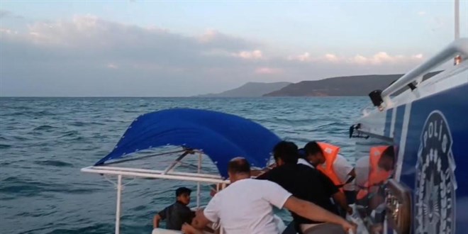 Deniz bisikletleriyle açıldıkları Van Gölü'nde sürüklenen 10 kişi kurtarıldı