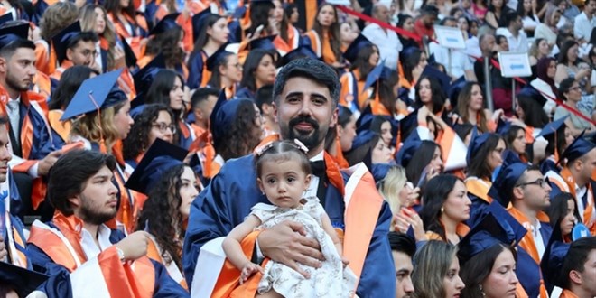 Sosyal hizmetler uzmanı, kucağında çocuğuyla hukuk diplomasını aldı