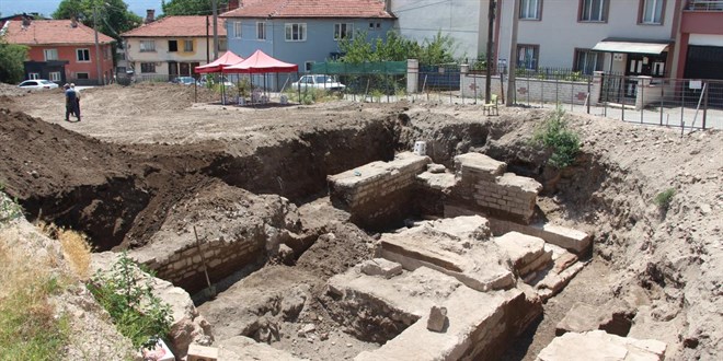 Apartman yapılacak yerin altından tarihi hamam çıktı