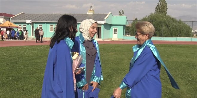 Üç çocuk, iki torun sahibi kadın üniversiteyi birincilikle bitirdi