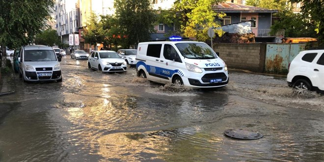 Kars'ta fırtına ve sağanak hayatı olumsuz etkiledi