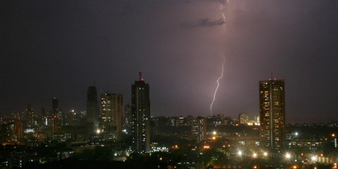 Hindistan'da yıldırım düştü: 63 kişi öldü