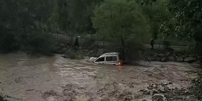 Heyelan aracı sürükledi; 3 kişi kurtuldu, anne öldü, çocuğu kayboldu