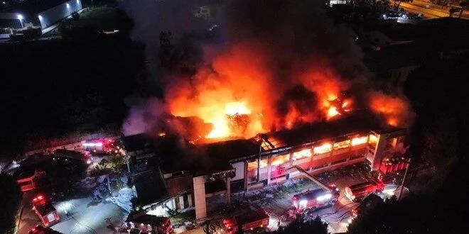 Sakarya'da fabrika yangını: İtfaiye eri yaralandı