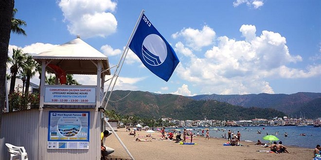 Antalya'da 17 plajda mavi bayrak dalgalanmaya başladı