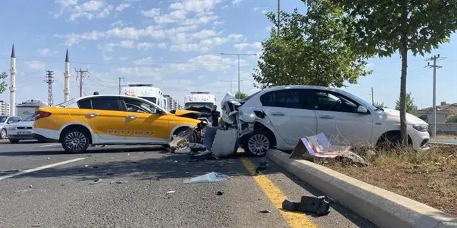 Diyarbakır'da kızını sınava götüren aile kaza yaptı: 3 yaralı