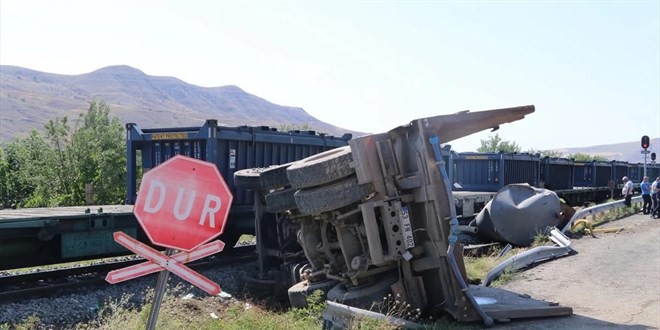 Trenin kamyona çarptığı kazada 1 kişi yaşamını yitirdi, 3 kişi yaralandı