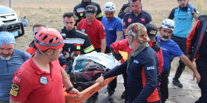 Erciyes'te üzerlerine kaya düşen dağcılar 6 saatlik operasyonla kurtarıldı