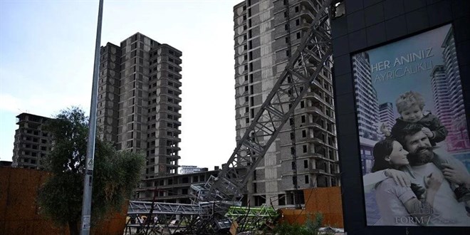 Adana'yı fırtına vurdu: Ağaçlar ve panolar yıkıldı, kule vinç devrildi