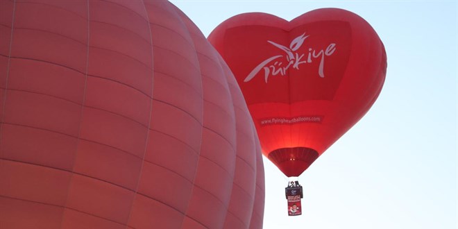 Kapadokya'da sıcak hava balonları Türk bayrakları ile uçtu