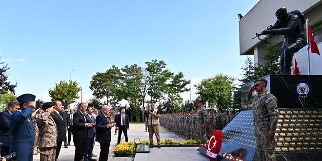 Bahçeli'den, 15 Temmuz'da bombalanan Özel Harekat Başkanlığı'na ziyaret
