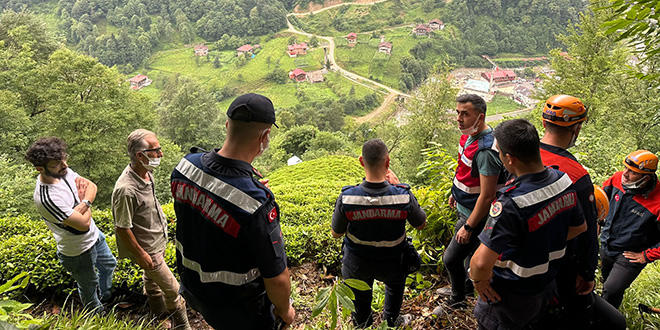 Rize'de yaş çay bahçesinde erkek cesedi bulundu