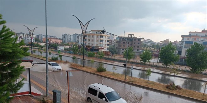 Osmaniye'de sağanak ve fırtınada sokaklar göle döndü