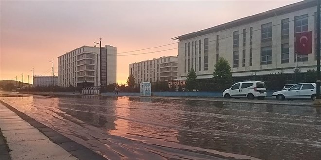 Yağmurda Cumhuriyet Üniversitesi çevresi adeta göle döndü