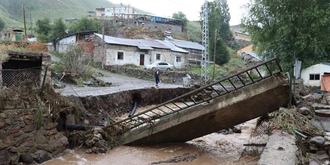 Erzurum'da sel felaketi: Köprü yıkıldı, evleri su bastı