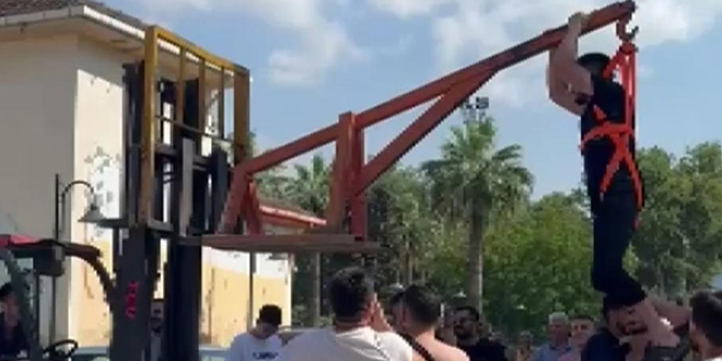 Damadı forklifte astılar, bahçe hortumuyla yıkadılar